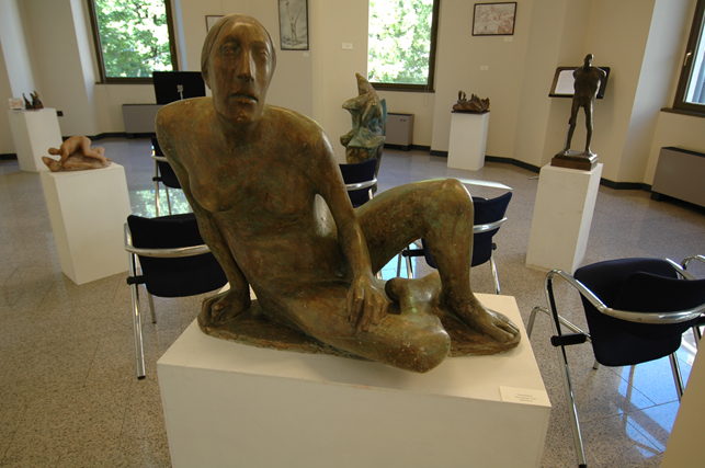 Donna distesa, 1976 Gesso patinato, 78x85x50 cm. Provenienza Milano, Collezione privata. Opera archiviata presso Associazione Culturale Dino Paolini Scultore, Milano Esposizioni 14 aprile - 8 maggio 2016 Teatro Dal Verme, Sala Terrazzo, Milano