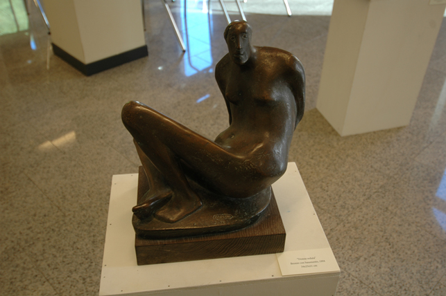 Donna seduta, 1994 Bronzo con basamento, 34x25x21 cm Firmato e datato alla base Paolini 2-94 Provenienza Milano, Collezione privata Opera archiviata presso Associazione Culturale Dino Paolini Scultore, Milano Esposizioni 14 aprile - 8 maggio 2016 Teatro Dal Verme, Sala Terrazzo, Milano