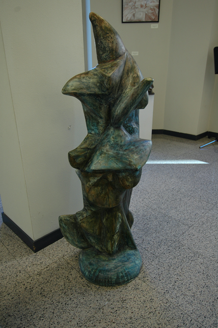 Fiore in divenire, 1996 Gesso patinato, 127x40x36 cm Provenienza Milano, Collezione privata Opera archiviata presso Associazione Culturale Dino Paolini Scultore, Milano Esposizioni 14 aprile - 8 maggio 2016 Teatro Dal Verme, Sala Terrazzo, Milano