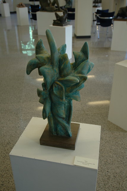 Fiore, 1999 Gesso patinato con basamento, 69x35x27 cm Provenienza Milano, Collezione privata Opera archiviata presso Associazione Culturale Dino Paolini Scultore, Milano Esposizioni 14 aprile - 8 maggio 2016 Teatro Dal Verme, Sala Terrazzo, Milano