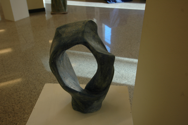 Mani, 2000 Gesso patinato, 37x23x10 cm Firmato Dino Paolini Provenienza Milano, Collezione privata Opera archiviata presso Associazione Culturale Dino Paolini Scultore, Milano Esposizioni 14 aprile - 8 maggio 2016 Teatro Dal Verme, Sala Terrazzo, Milano