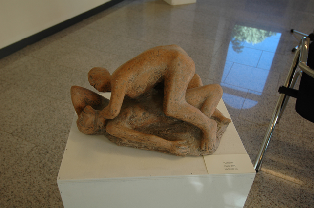 Lottatori, 2004 Creta, 20x38x20 cm Firmato e datato 7/04 Provenienza Milano, Collezione privata Opera archiviata presso Associazione Culturale Dino Paolini Scultore, Milano Esposizioni 14 aprile - 8 maggio 2016 Teatro Dal Verme, Sala Terrazzo, Milano