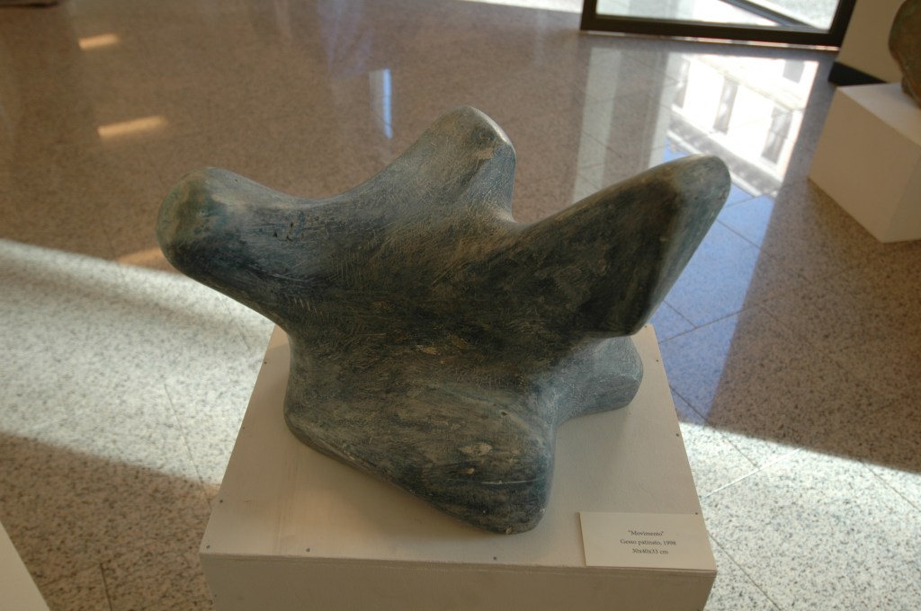 Movimento, 1998 Gesso patinato, 30x40x33 cm Provenienza Milano, Collezione privata Opera archiviata presso Associazione Culturale Dino Paolini Scultore, Milano Esposizioni 14 aprile - 8 maggio 2016 Teatro Dal Verme, Sala Terrazzo, Milano